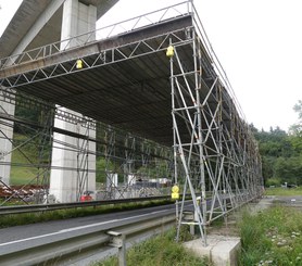 Estructura de protección para un paso vial, garantizando la seguridad de operarios y terceros