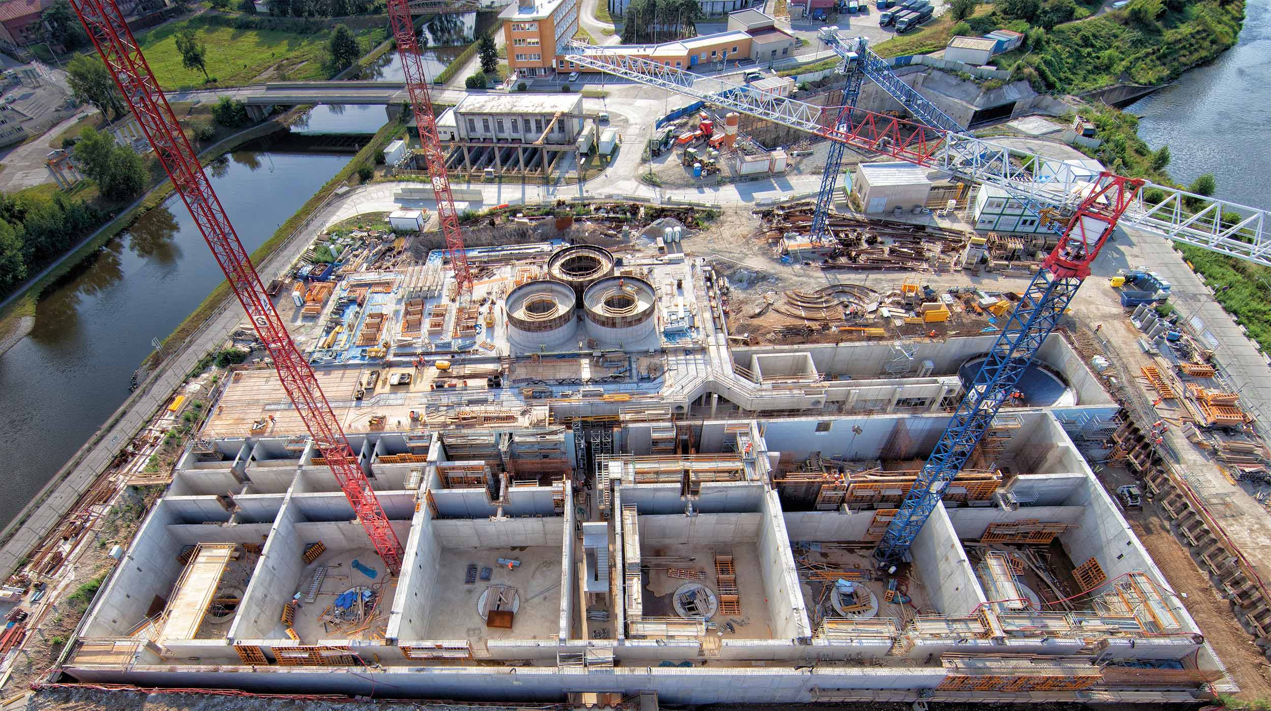 Encofrados modulares y de vigas para la ejecución de estructuras verticales de hormigón: muros, pilares, hastiales, cimentaciones, zapatas, estribos etc.