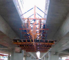 Carro de parapeto en el canto y entre dos tableros de puente