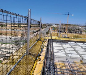 Cierre del hueco entre el sistema y el forjado.