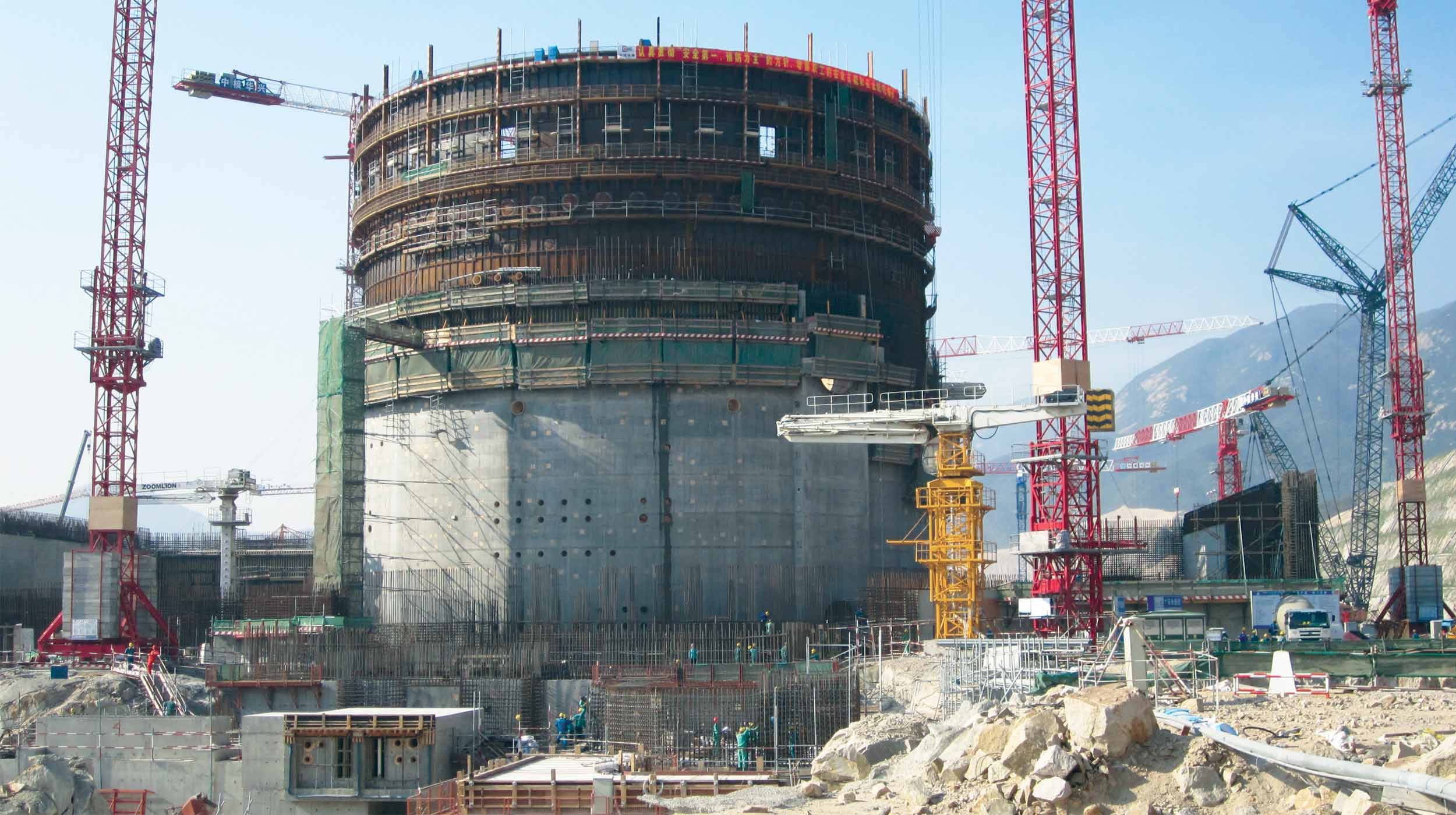 Se trata de una planta de tercera generación que incluye reactor de agua a presión de tecnología EPR.