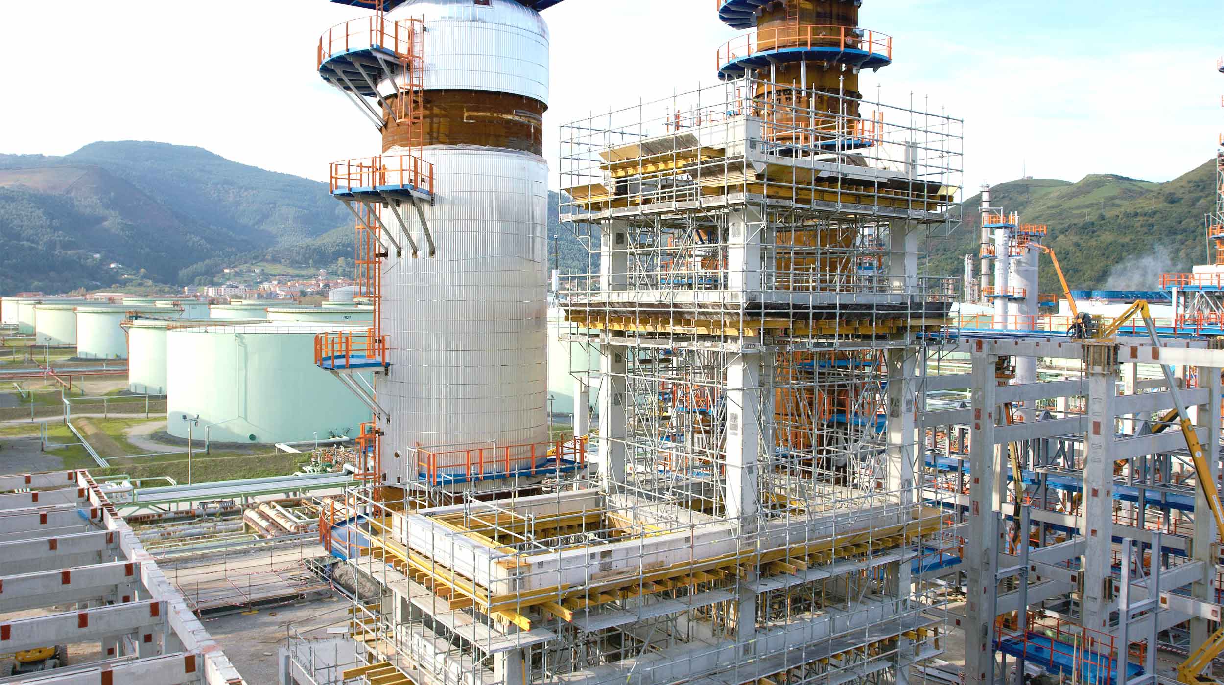 La refinería de Petronor, con más de 40 años de actividad, es la planta con mayor capacidad de la Península y una de las más importantes de Europa.