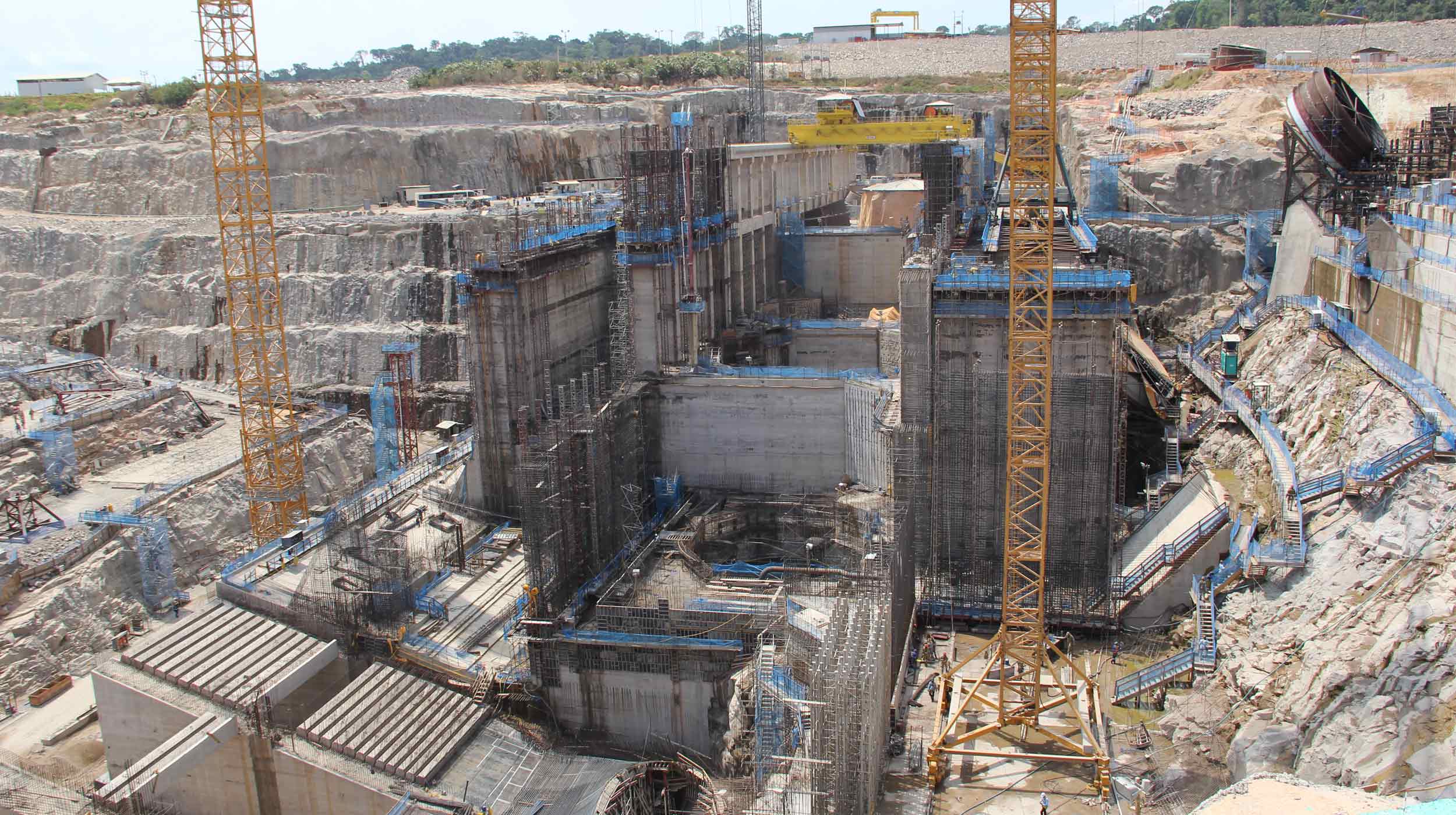 La planta hidroeléctrica Teles Pires, forma parte del plan de infraestructuras contempladas en el Programa de Aceleración del Crecimiento (PAC) del Gobierno Federal de Brasil.