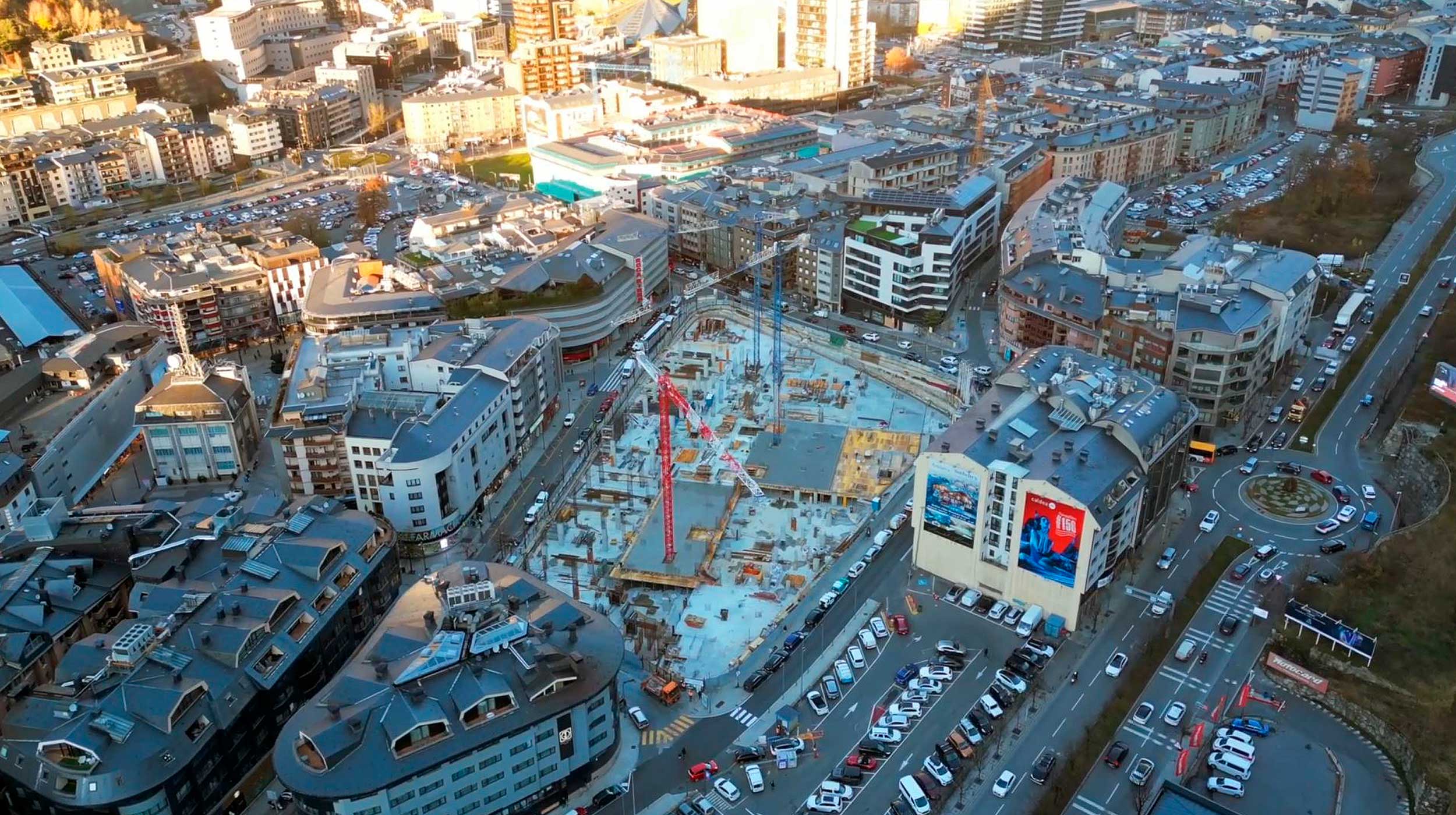 Este centro comercial se ubica en la zona comercial del Fener Boulevard, en Andorra La Vella. Se trata de una edificación de cinco plantas.