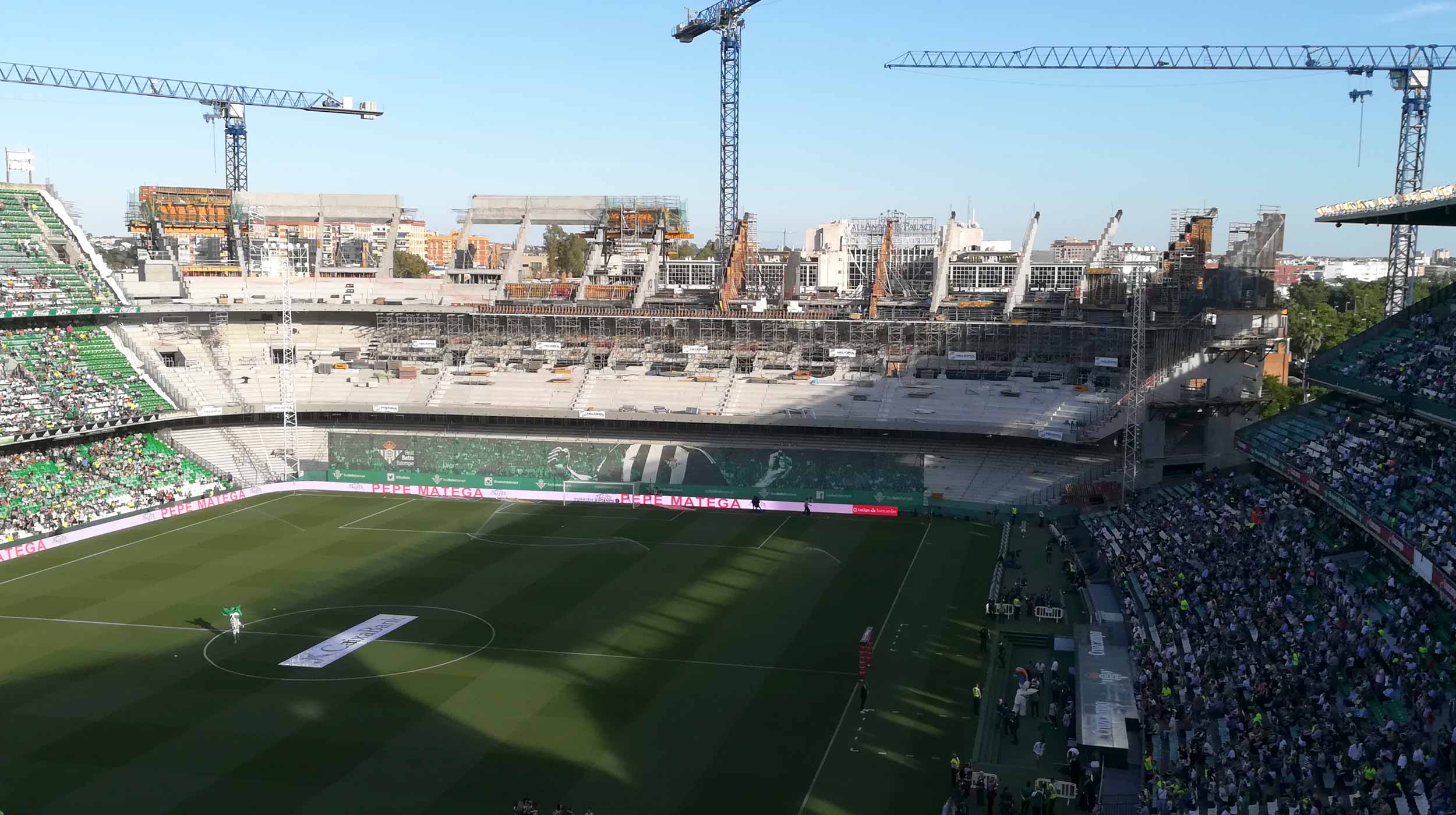 El proyecto comprende la construcción de la grada sur del Estadio Benito Villamarín en Sevilla. El incremento del foro en más de 14.000 asientos lo convierten en el cuarto estadio de mayor capacidad de España.