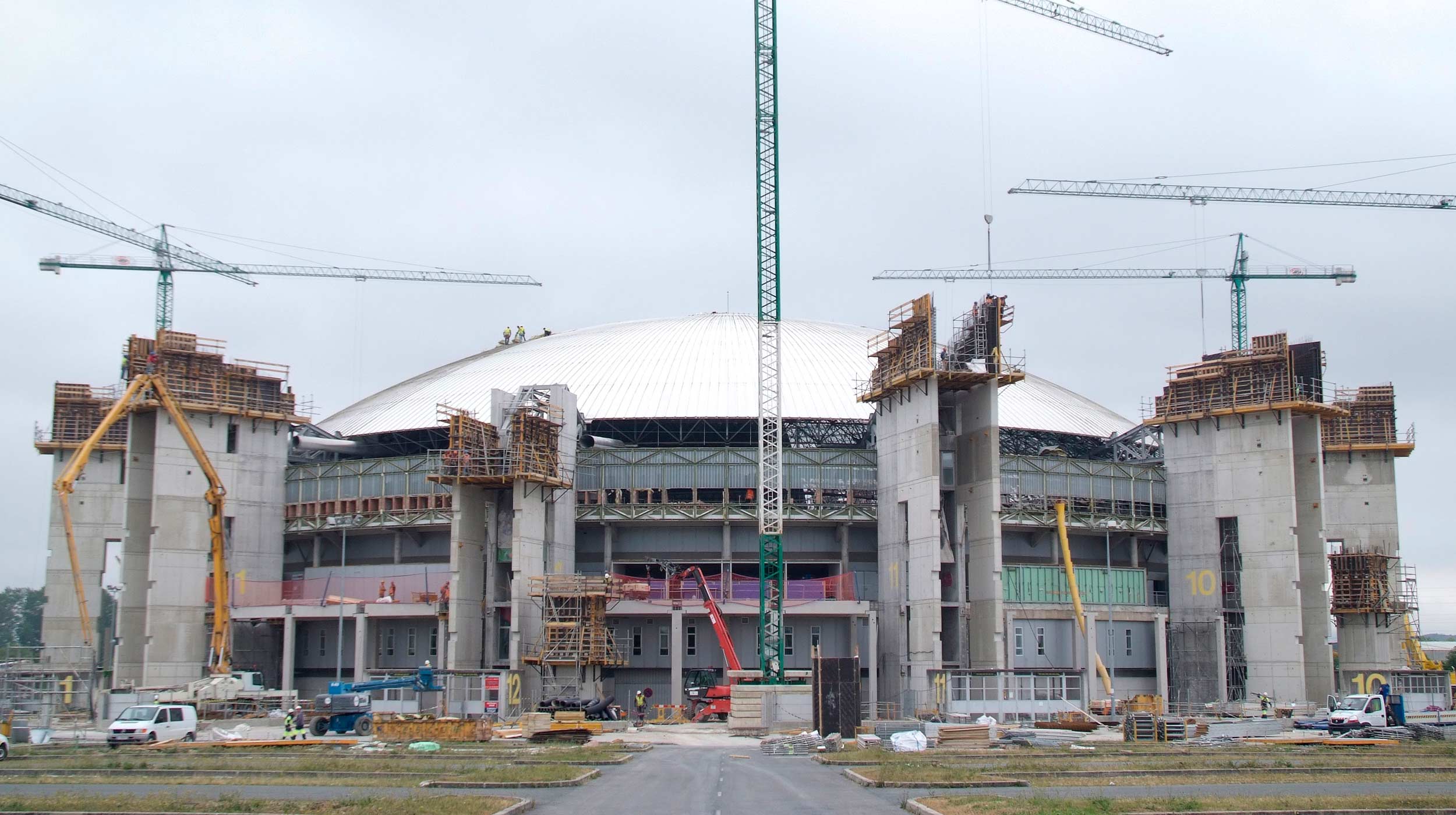 El Fernando Buesa Arena es un pabellón multiusos inaugurado en el año 1991 con una capacidad de 9.693 espectadores.