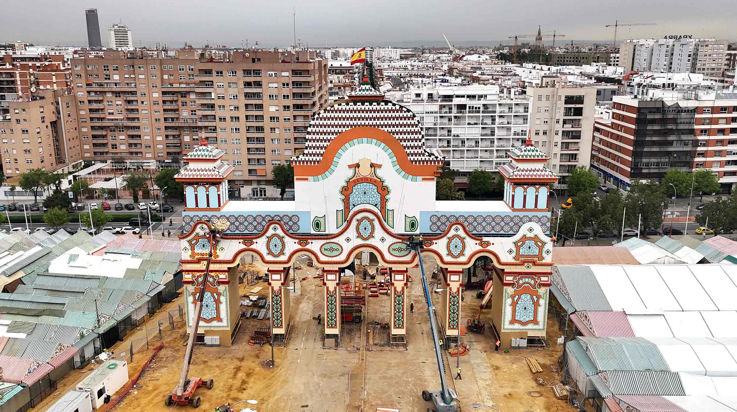 La Feria de Abril, una de las grandes celebraciones de la primavera sevillana, se inauguró el 18 de abril de 1847 y hoy es uno de los eventos más emblemáticos de la ciudad. El recinto ferial se articula en torno a dos elementos principales: sus más de mil casetas, reconocibles por su tradicional pañoleta, y la portada, símbolo de la Feria que cada año sorprende con un diseño diferente.