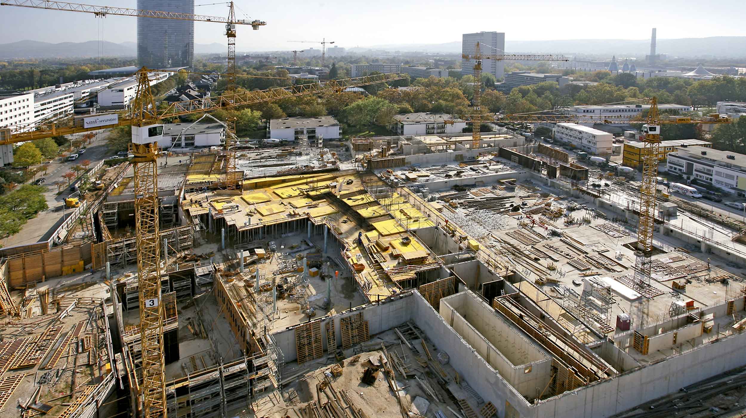 Situado en el corazón de la ciudad, y cercano al edificio de Naciones Unidas, este complejo es único ya que cumple los más altos estándares técnicos.