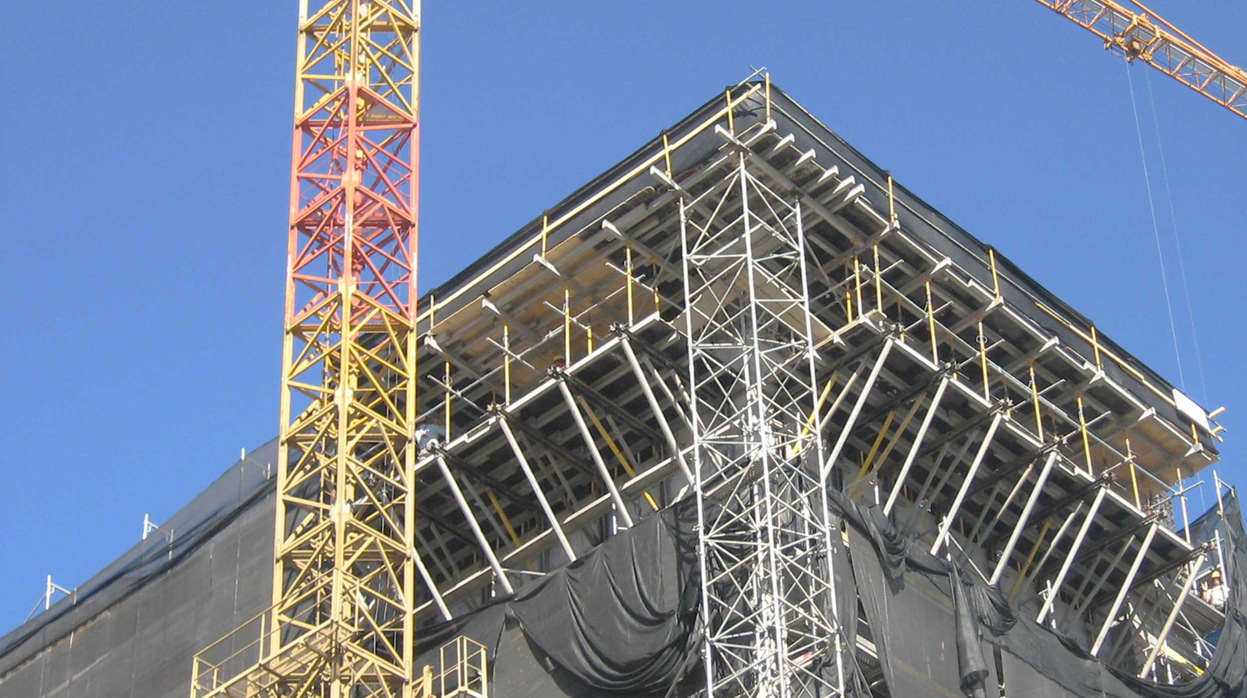 Edificio residencial ubicado en una de las zonas mas dinámicas de Santiago, en la zona de Manquehue y del Parque Araucano, con 15 pisos y dos subterráneos.