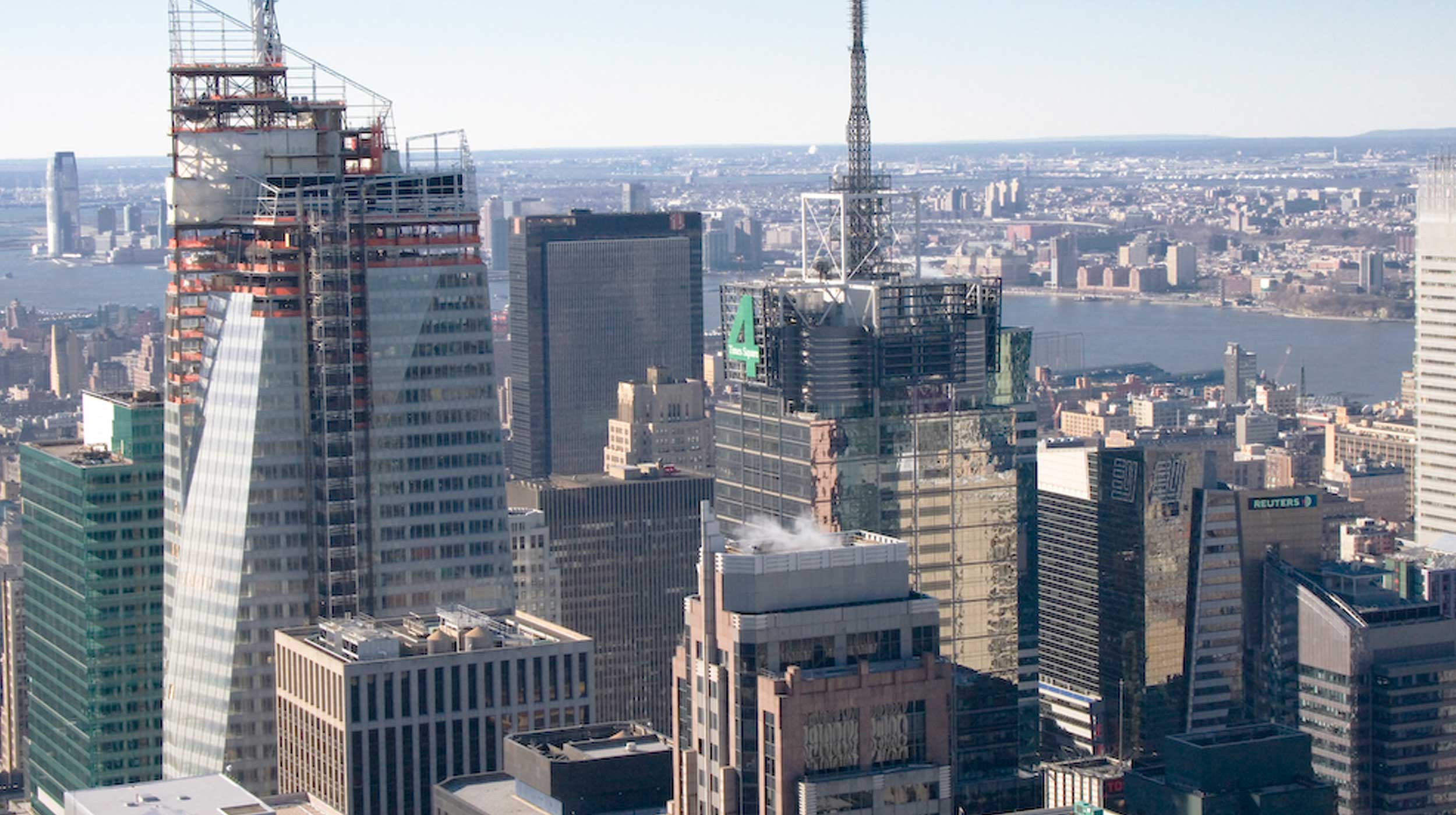 Los 300 m de altura y sus 200.000 m² conforman una torre de cristal, sede del Banco de América.