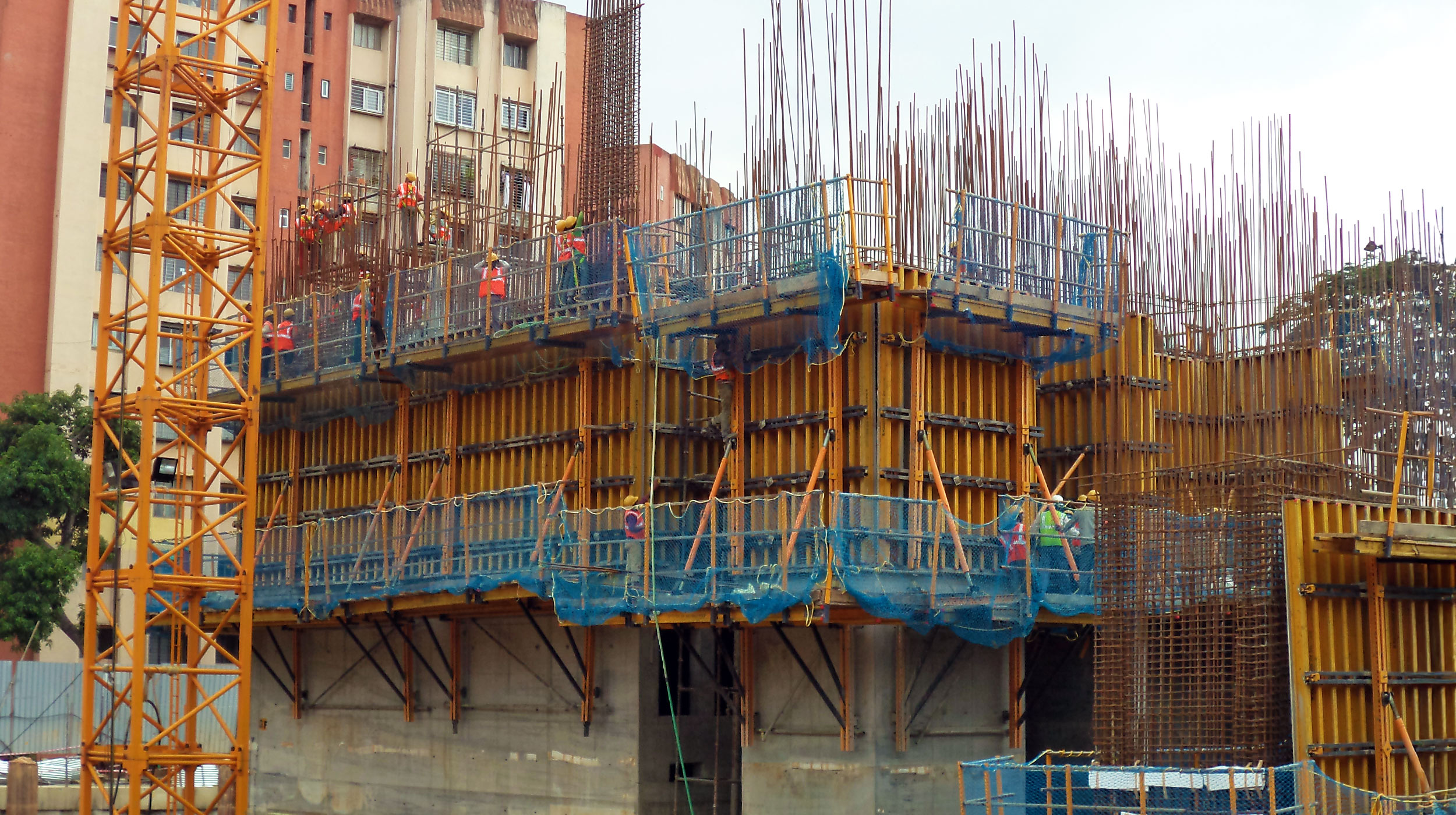 Situado en el corazón financiero de la ciudad de Bangalore, sus 115 m de altura incluyen 24 plantas de 30.000 m²  cada una y 2 sótanos.