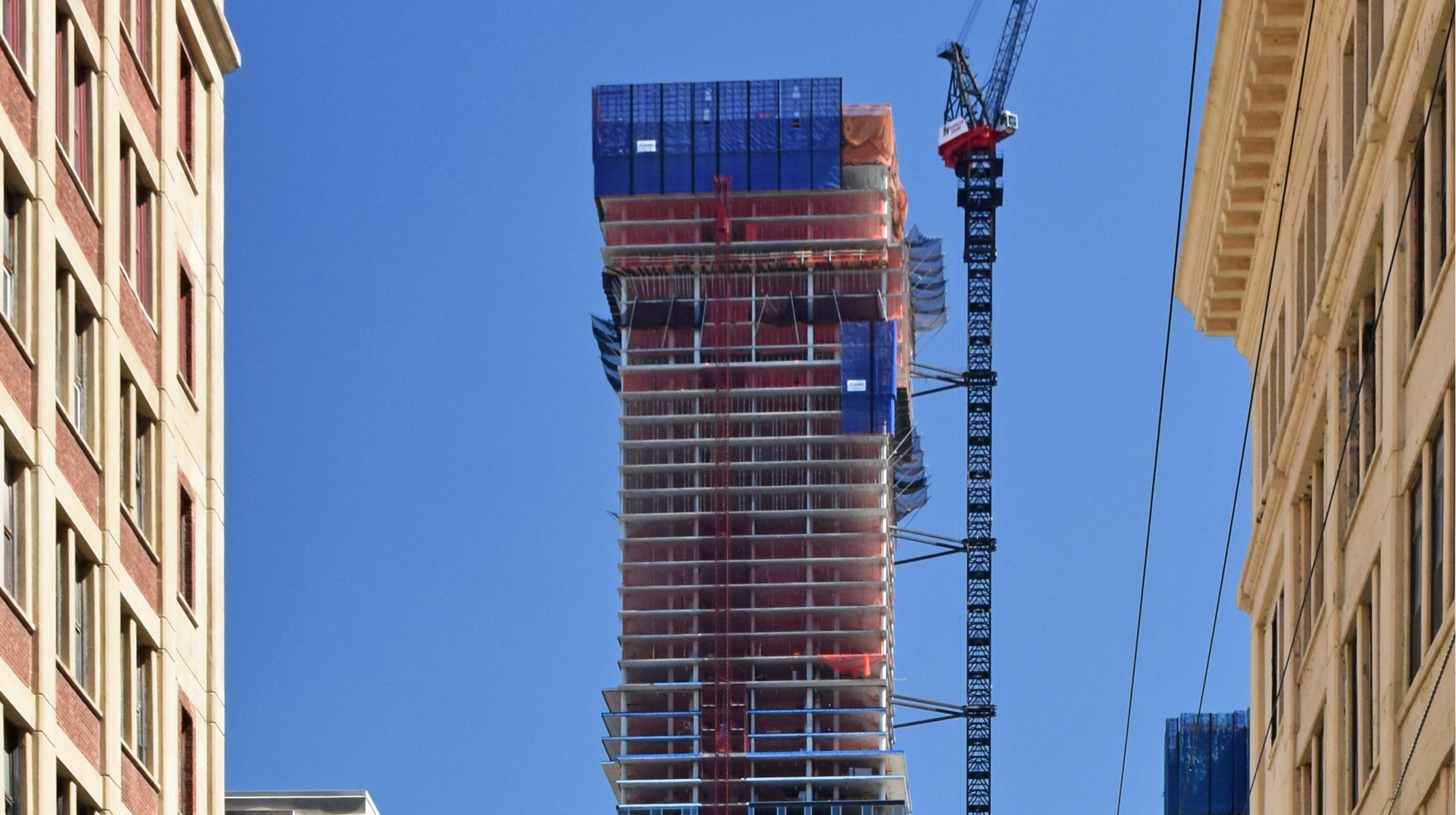 A pesar de la geometría cambiante del edificio, hemos garantizado la seguridad contra cualquier caída de trabajadores y objetos, y lo hemos hecho gracias a nuestro sistema HWS.