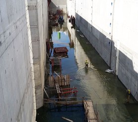 Esclusa en el río Po, Italia