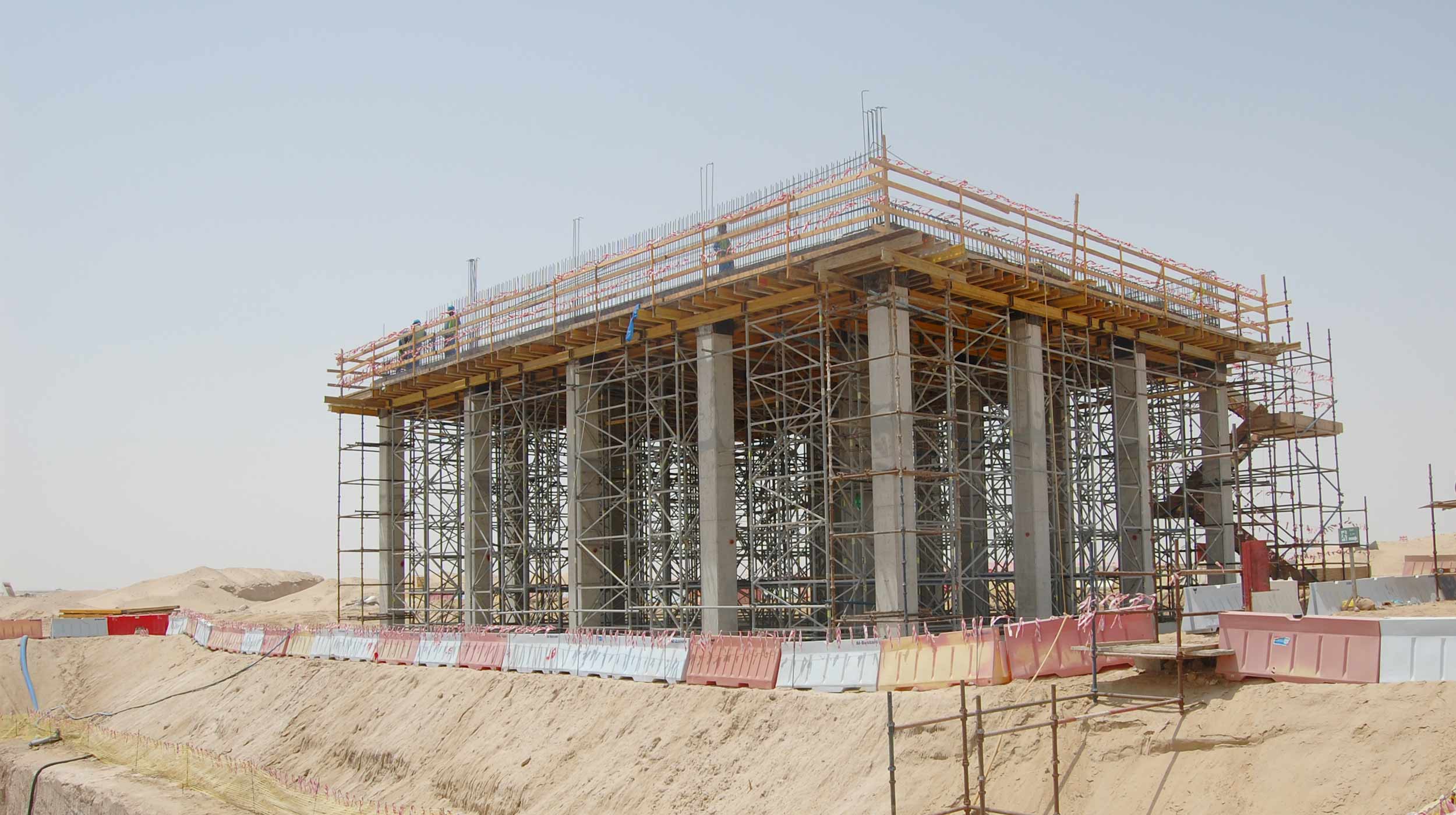 La Estación de Jebel Ali en Dubai cuenta con un área de 300 m², muros con alturas de entre 2,2 m y 7,3 m, y losas con 25 cm de espesor.