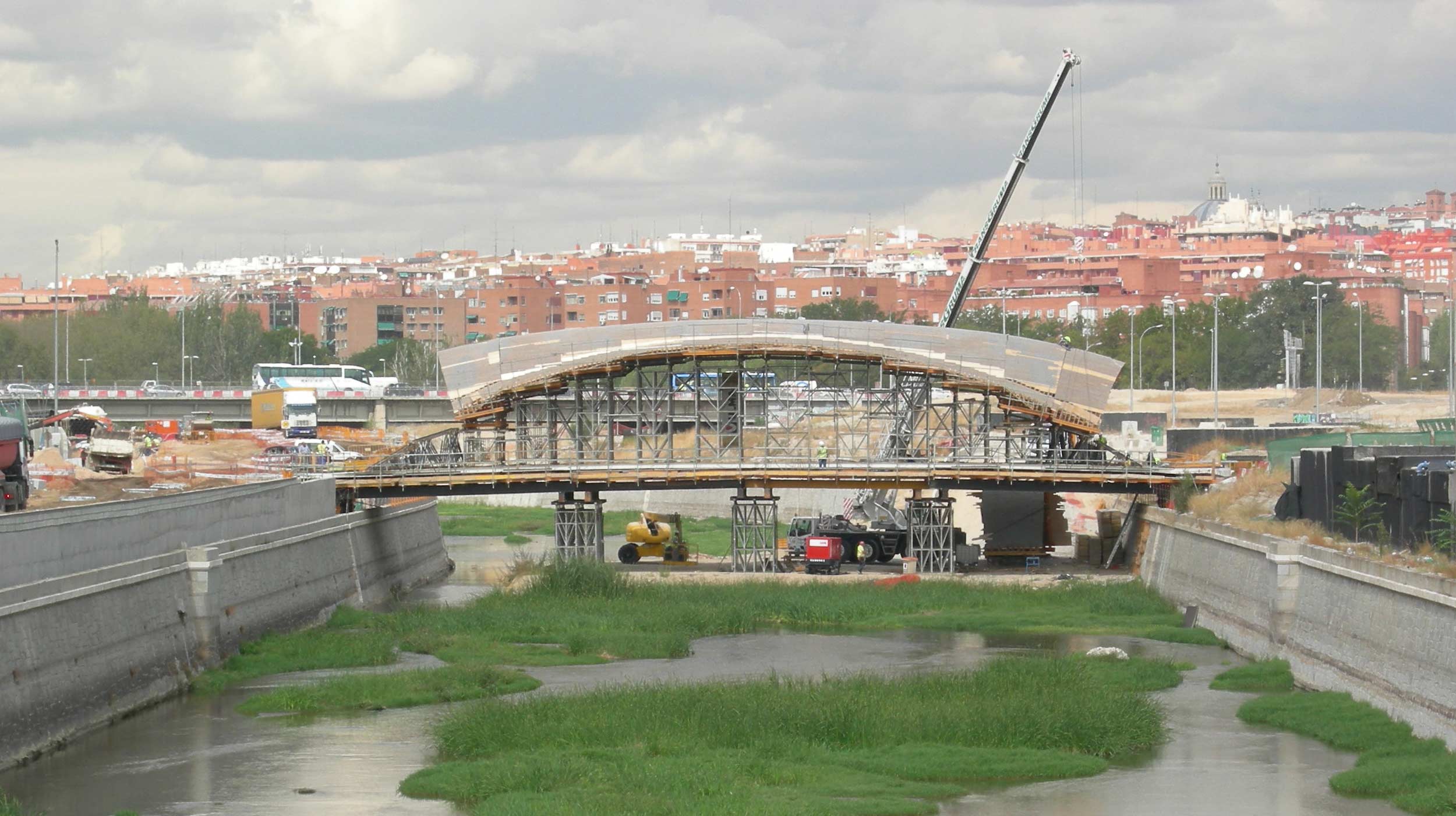 La Pasarela sobre el Manzanares comunica ambas márgenes del río con dos estructuras gemelas destinadas al uso de viandantes y ciclistas.