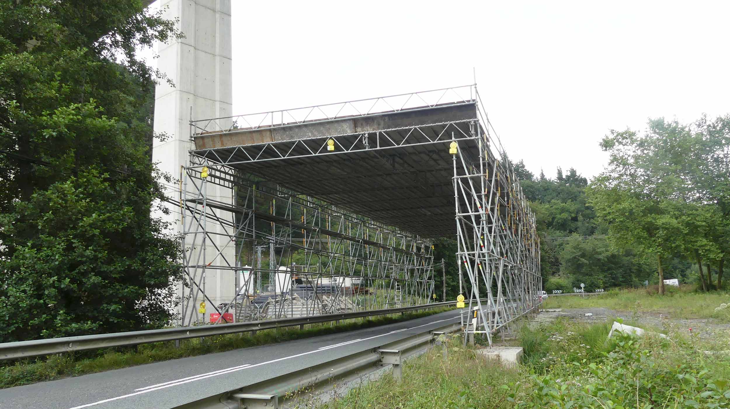 Se ha utilizado el andamio de protección temporal BRIO para asegurar de la vialidad en la carretera de Asteasu, sin impedir el tráfico rodado.