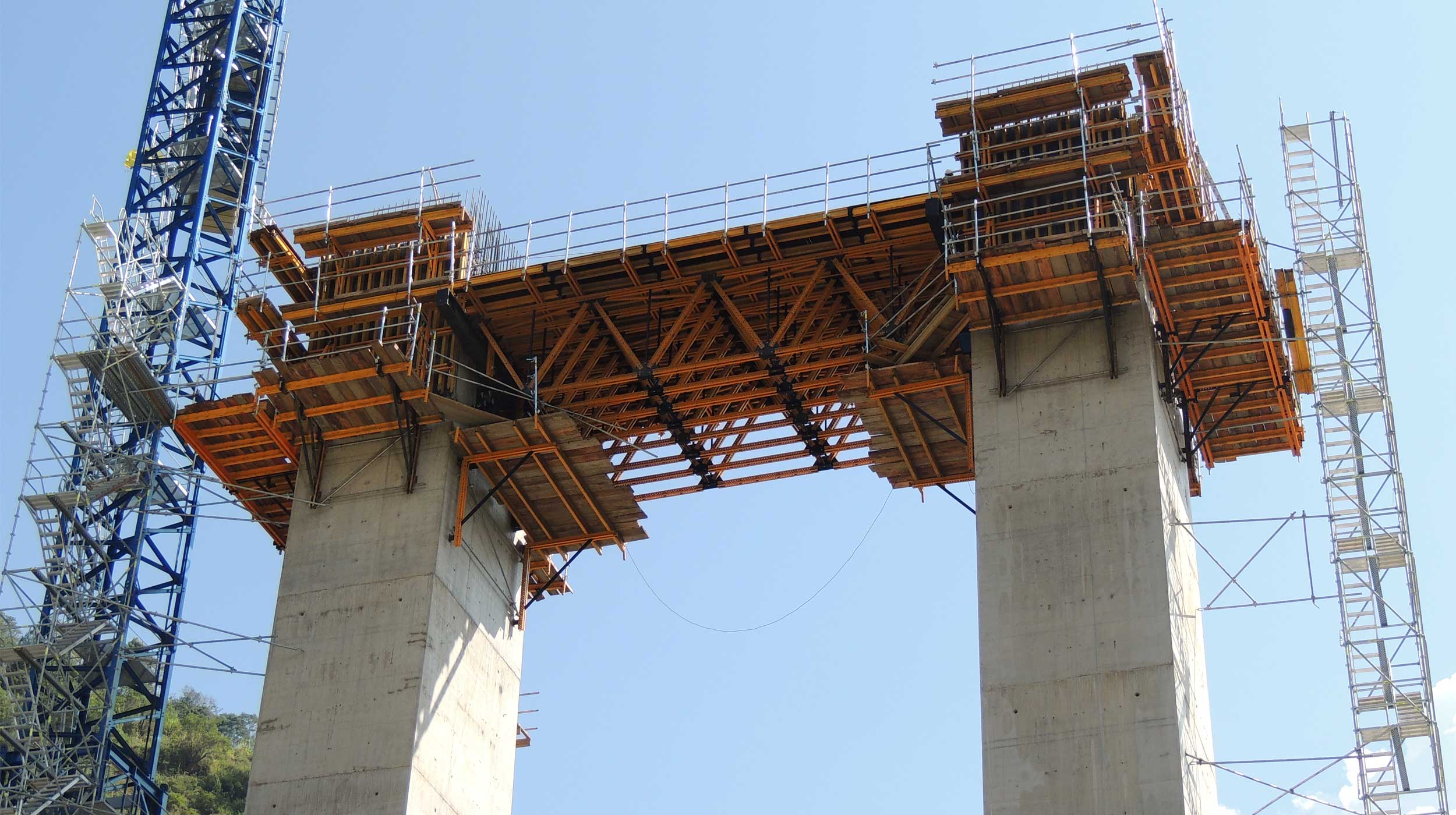 El puente atirantado Hisgaura, con 653 m de longitud y un vano central de 400 m, se convertirá en 2018 en el más largo de Sudamérica de su tipología.