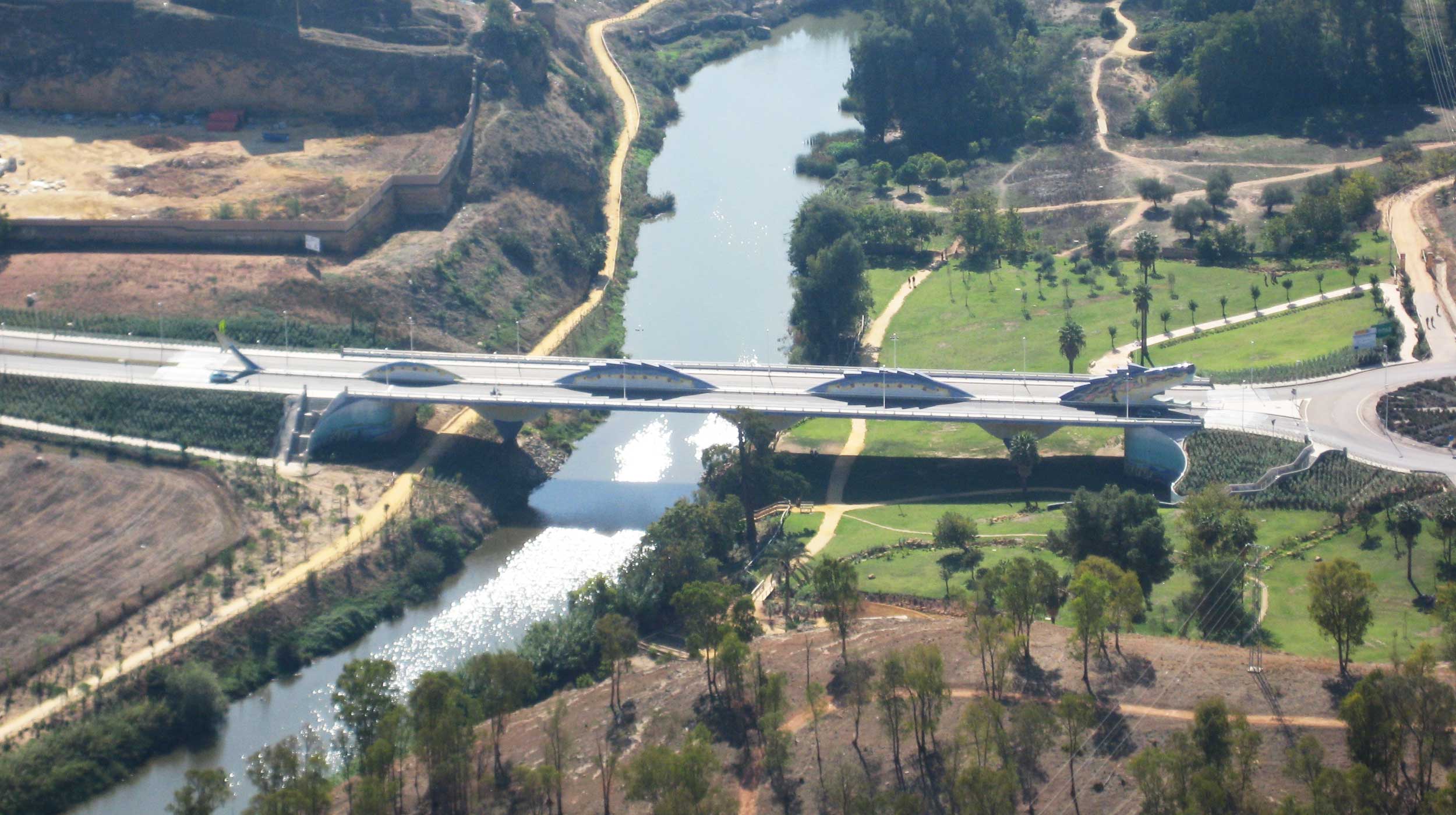 Este espectacular puente de 124 metros de longitud, distribuidos en cuatro vanos, destaca por su peculiar silueta, única hasta el momento.