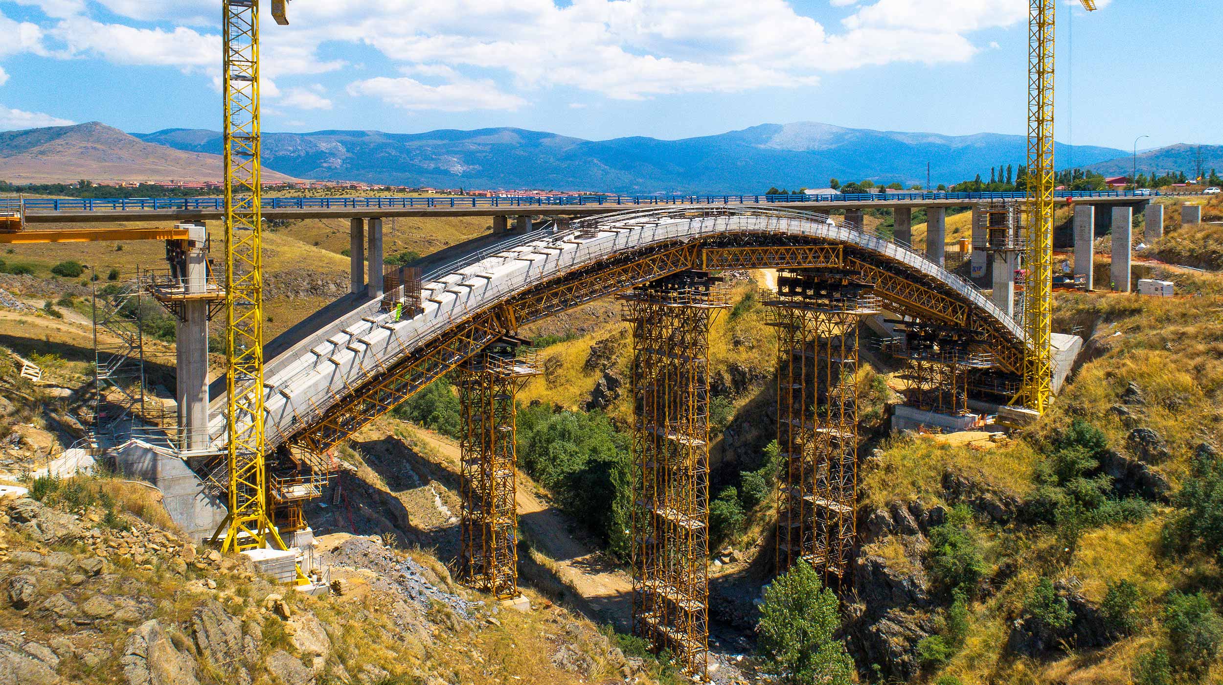 El viaducto de Eresma forma parte del desdoblamiento de la carretera SG-20, futura autovía de circunvalación de la capital.