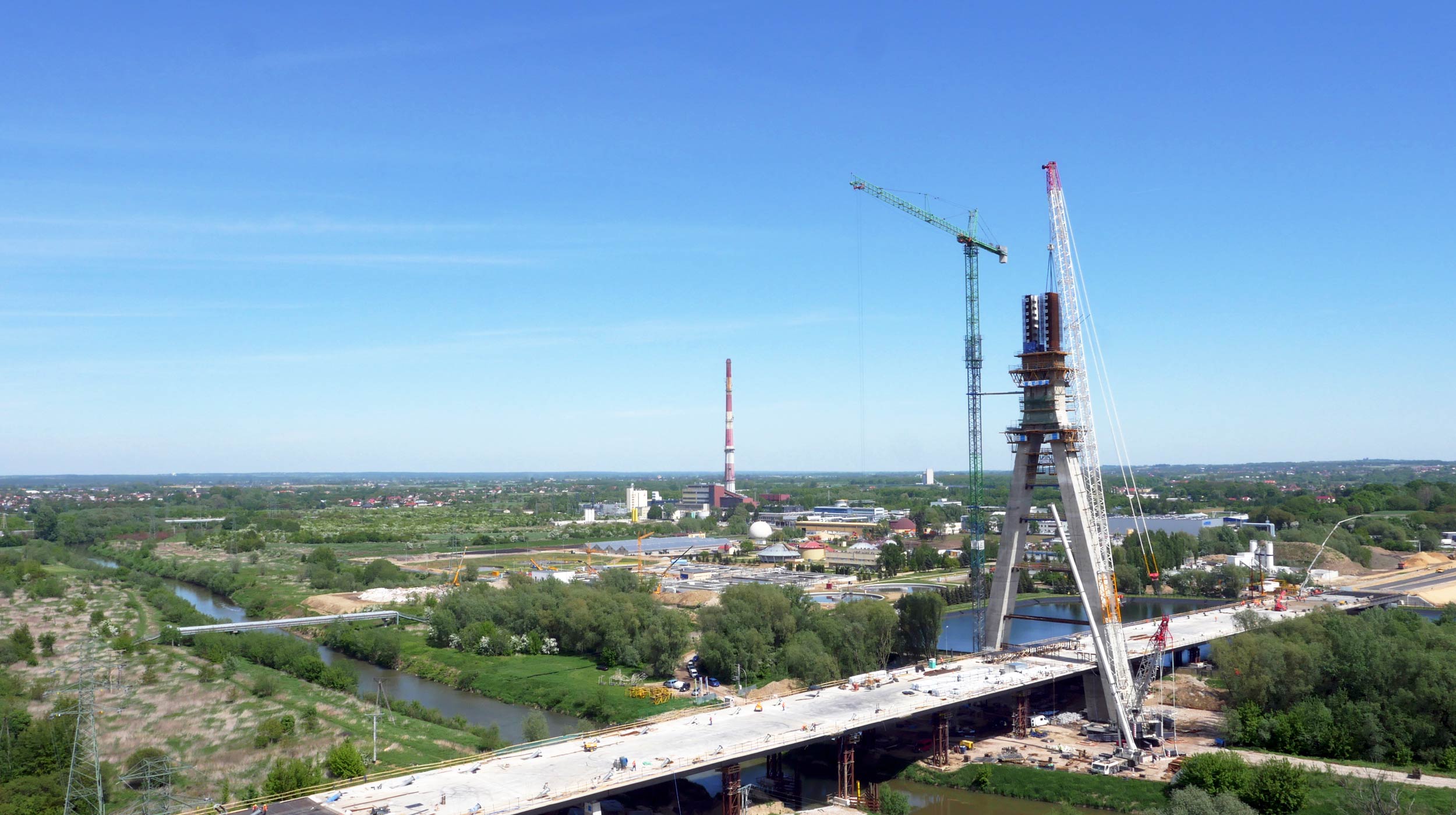 El elemento singular de este proyecto es un pilono de 108,5 metros de altura, de hormigón armado.