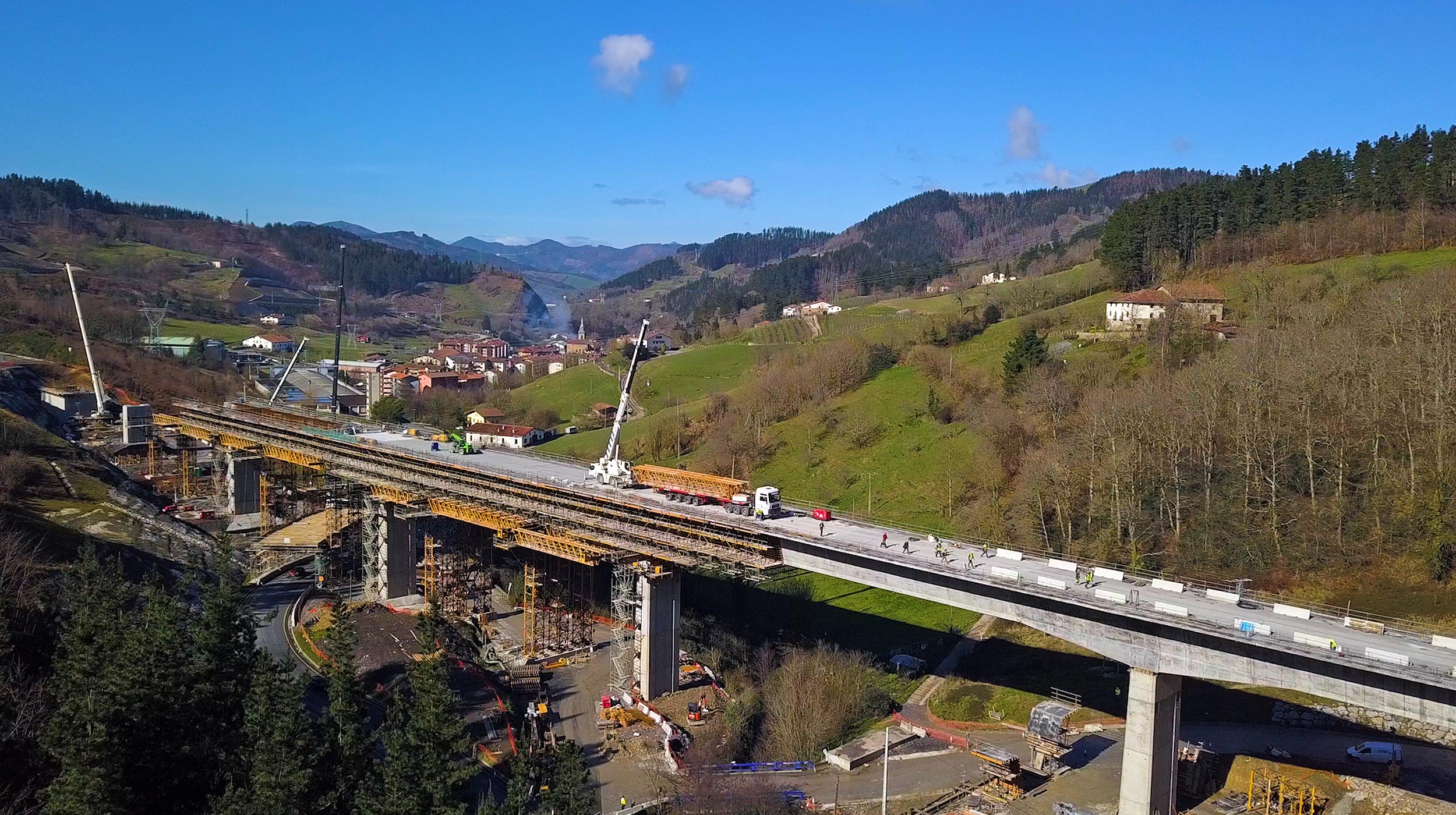 El viaducto de Antzuola es una de las múltiples estructuras que conforman el corredor de alta velocidad del País Vasco, España.