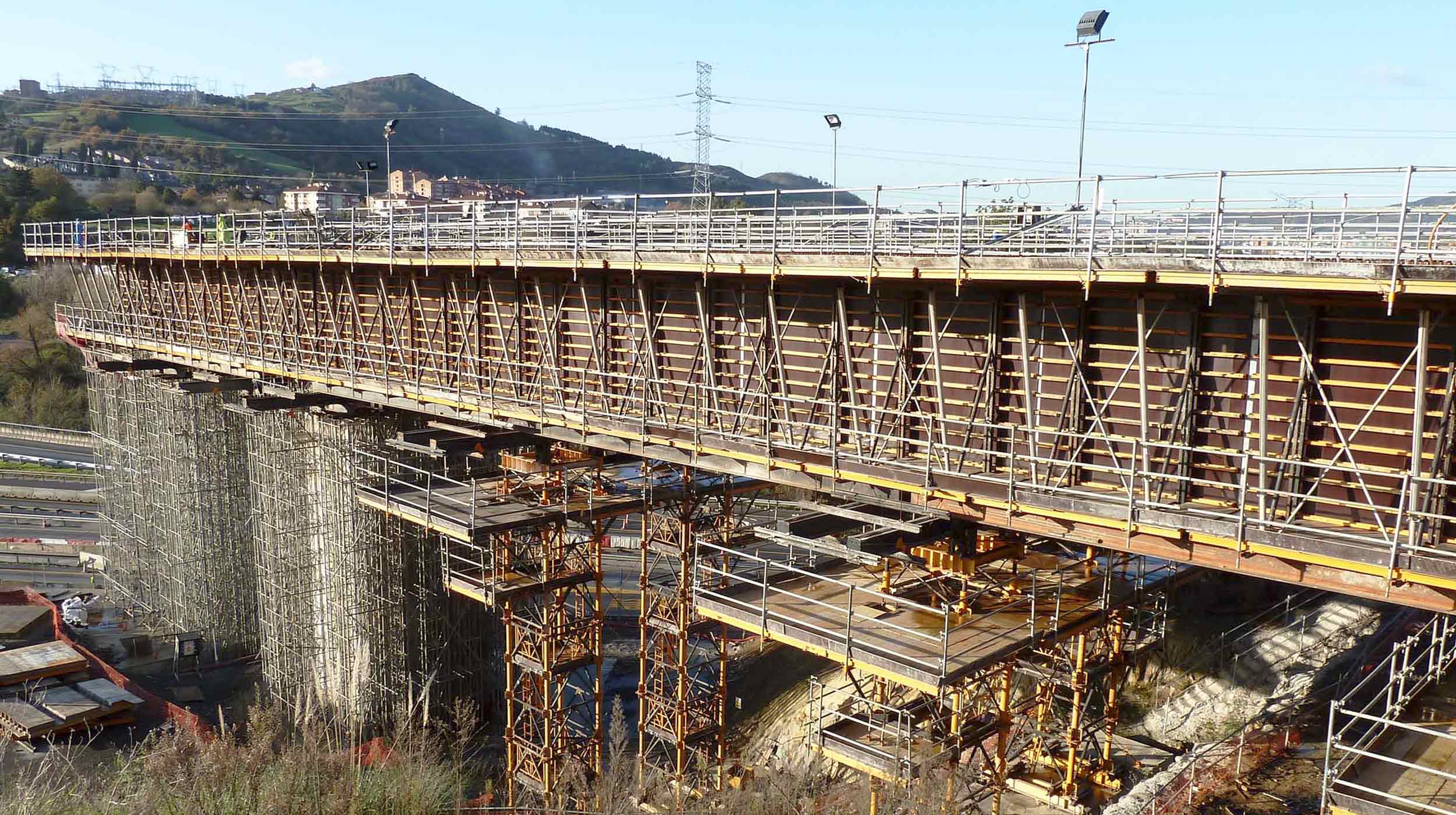 En Octubre de 2011, ha comenzado la construcción del tablero del viaducto sobre el río Nervión incluido en el tramo Galdakao-Basauri de la línea de tren de alta velocidad (TAV).