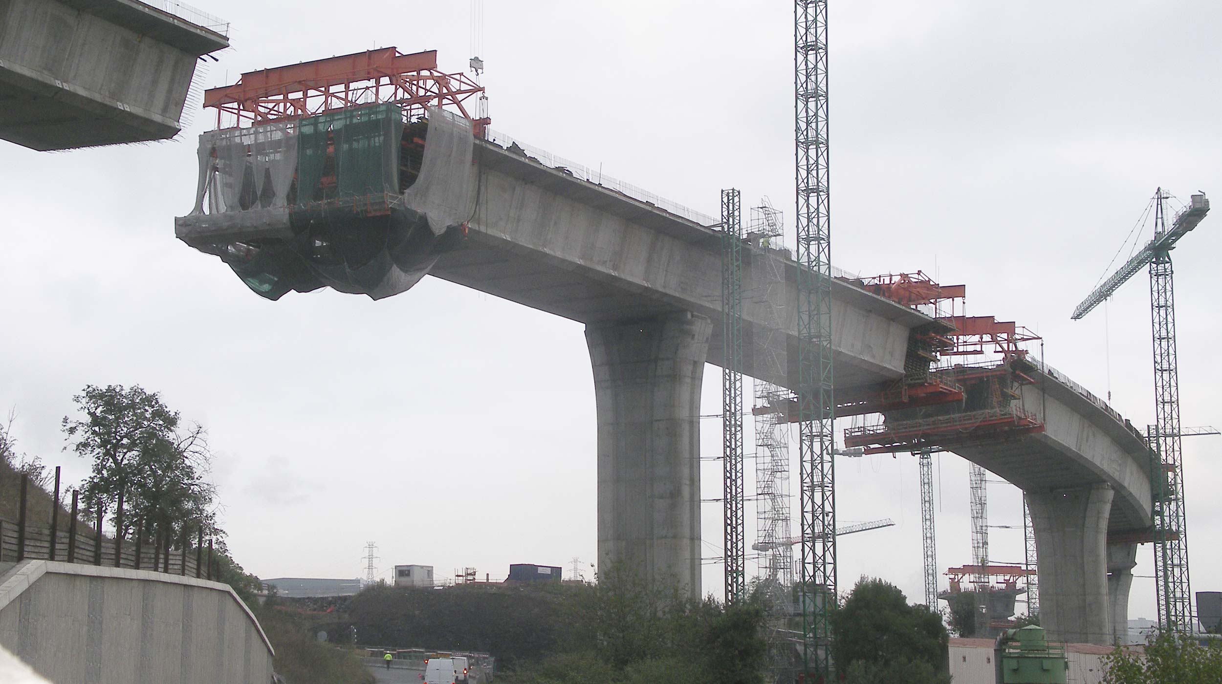 En este gran proyecto se ha combinado un diseño cuidado con las más altas exigencias estructurales, estéticas y orográficas de la zona.