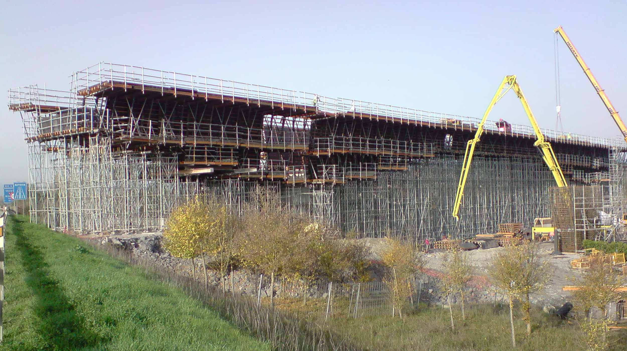 El viaducto, de 505 metros de longitud, salva la N-1, la carretera A-3002 y el río Zadorra.