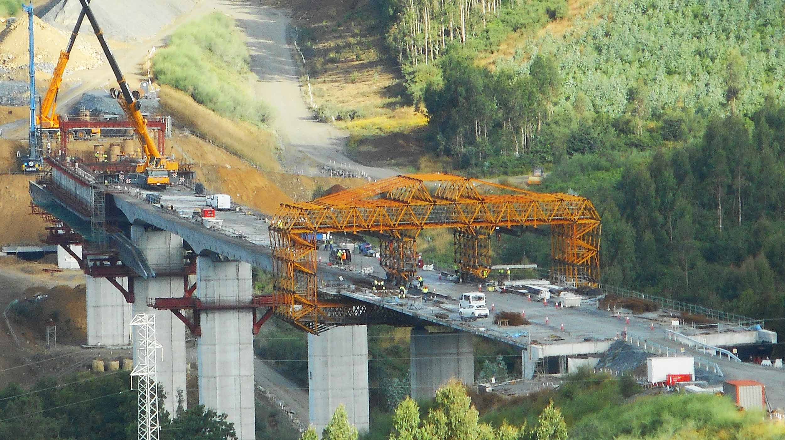 La construcción de los tableros en los viaductos de Boente, Valverde e Iso se lleva a cabo mediante el sistema de encofrado ENKOFORM V-100 y el carro MK para puentes.