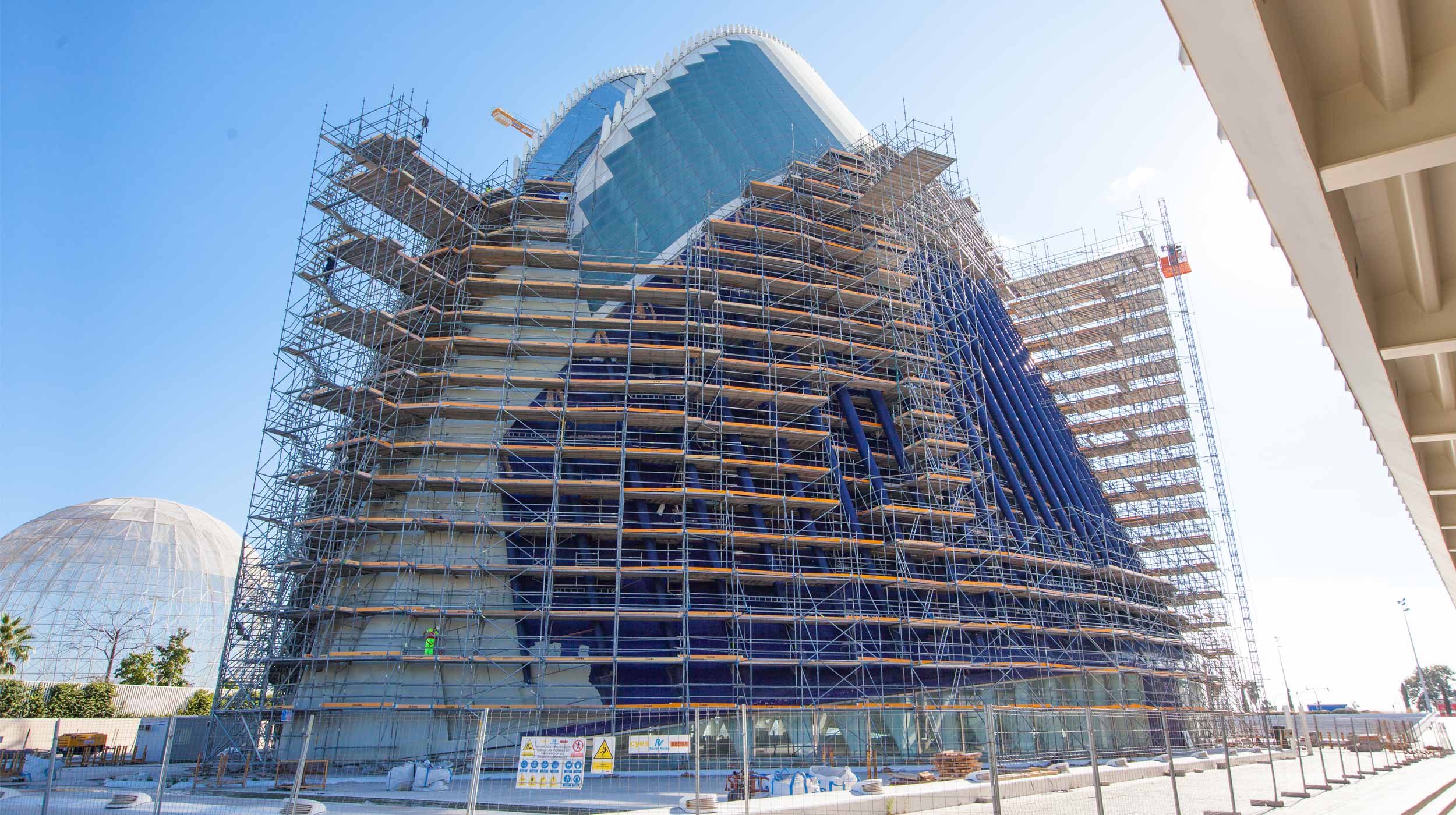 Ubicado en la Ciudad de las Artes y las Ciencias de Valencia, el edificio Ágora es un espacio diáfano y multifuncional, de planta elíptica apuntada. Con unas dimensiones de 100 x 65 m y una altura de 68 m, las lamas centrales alcanzan una cota de 85 m.