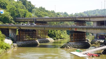 Apeo del Viaducto de Loiola sobre el río Urumea, Donostia, España Apeo del Viaducto de Loiola sobre el río Urumea, Donostia, España