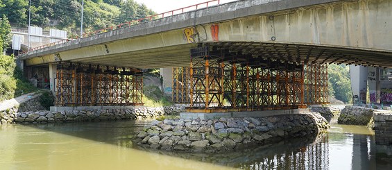 Apeo del Viaducto de Loiola sobre el río Urumea, Donostia, España
