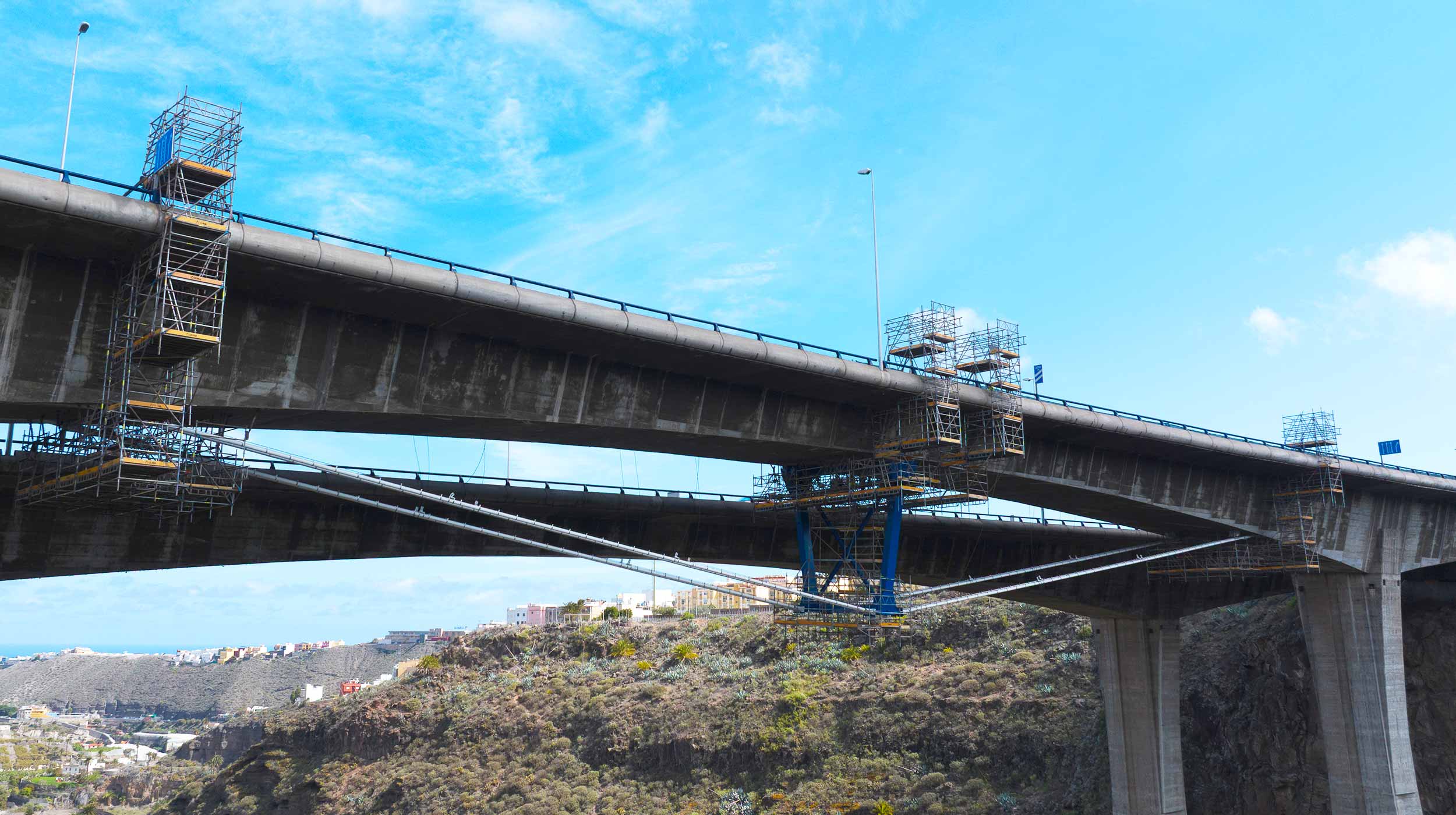 Construido en 2003, está formado por dos estructuras de hormigón postensado con vanos de 70, 140 y 78 metros, apoyadas sobre pilas de hasta 100 metros de altura y su tablero de 19 metros de ancho soporta diariamente un tráfico intenso.