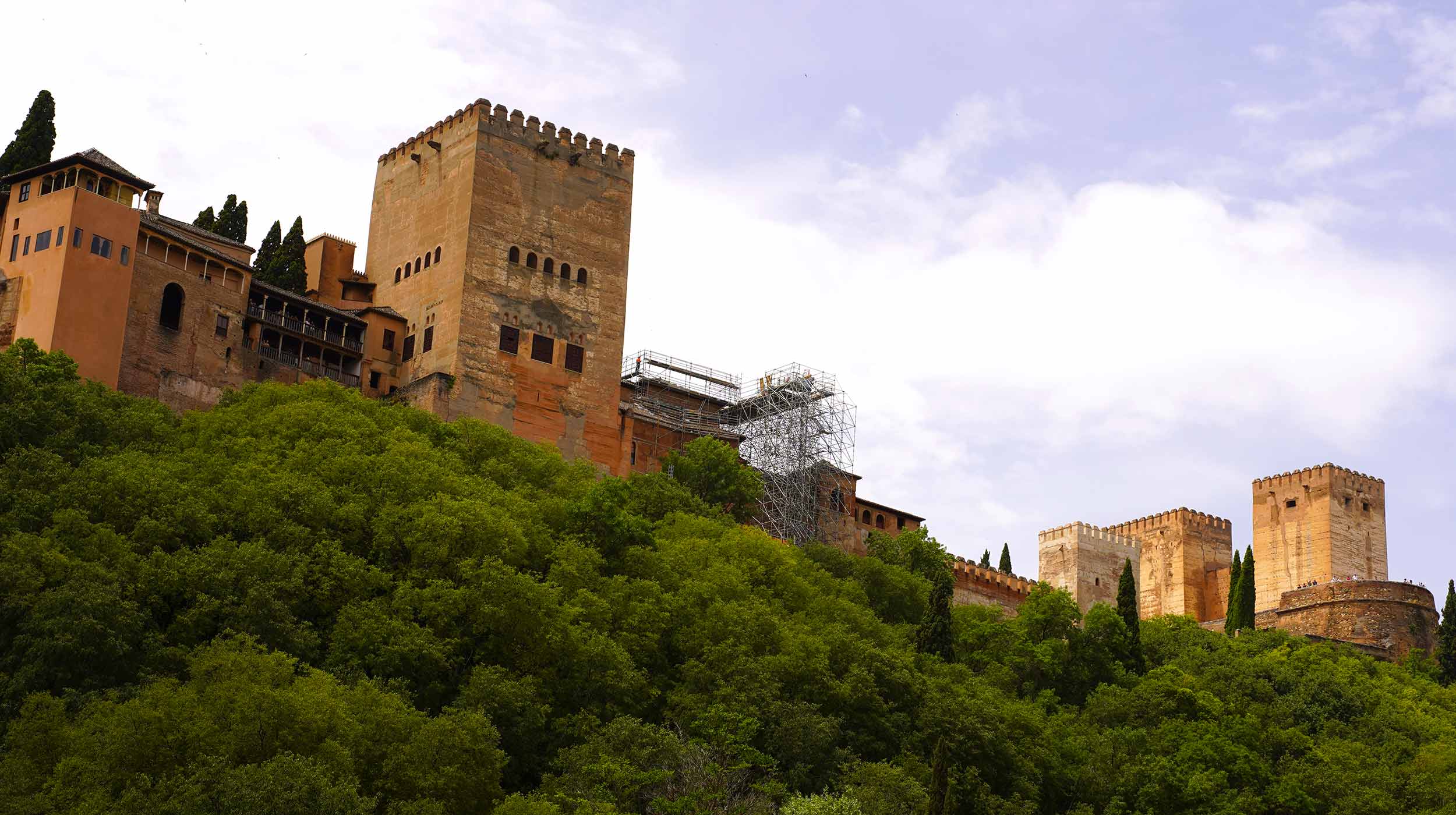 La Fortaleza Roja, una de las principales maravillas del patrimonio artístico mundial más singulares y visitadas de España y del mundo, inicia una ambiciosa intervención de conservación.