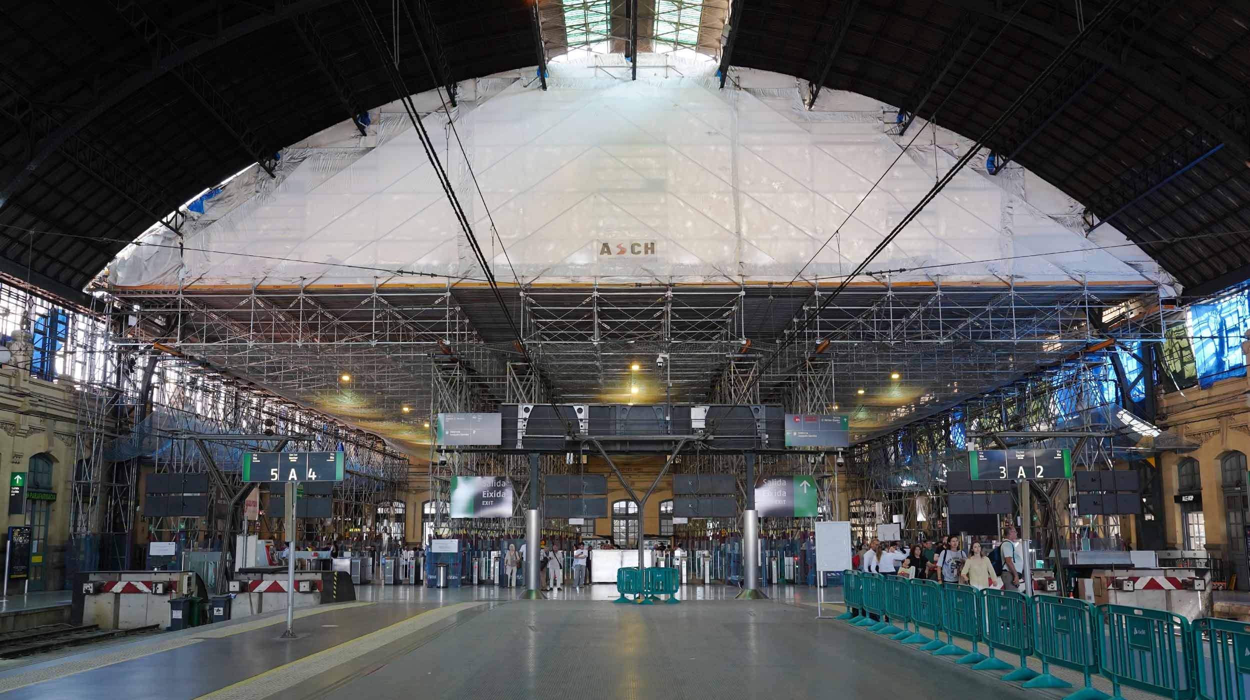La estación de Valencia Nord fue proyectada en 1906 e inaugurada en 1917 por la Compañía de los Caminos de Hierro del Norte de España es un hito dentro de la arquitectura modernista valenciana.