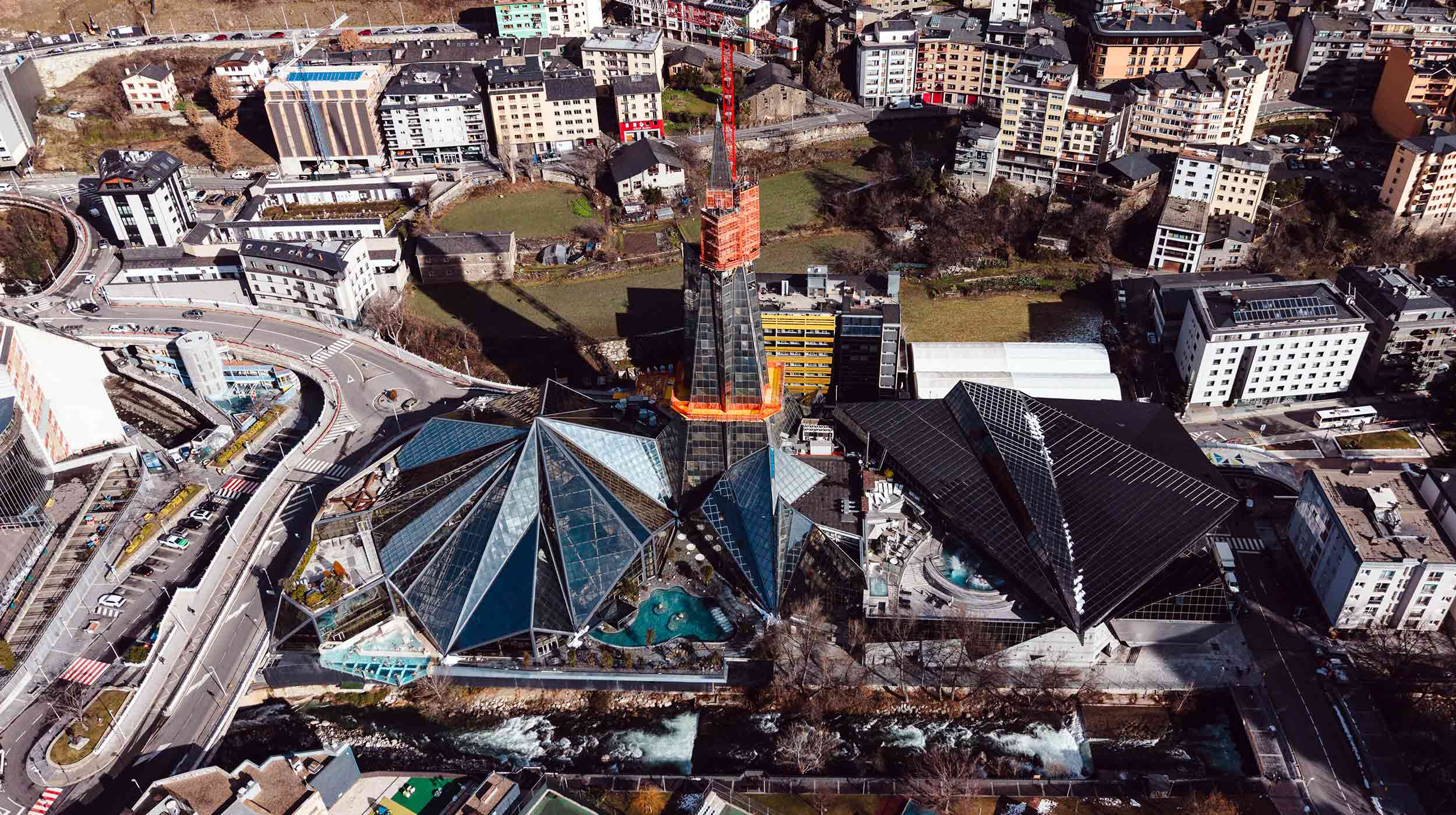 Caldea, el emblemático centro termal de Andorra, afronta una de las mayores renovaciones de su historia con un ambicioso proyecto de transformación que combinará la modernización integral de sus instalaciones con la apertura de un nuevo hotel de cuatro estrellas en su icónica torre de vidrio. La culminación del proyecto consolidará el papel de Caldea como uno de los grandes motores turísticos del país.