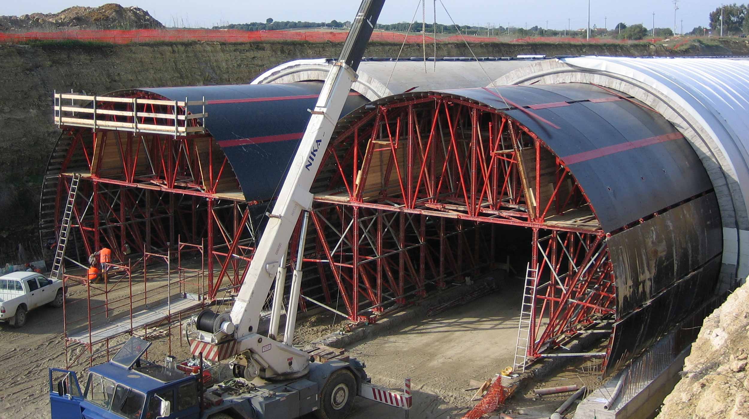 El falso túnel de doble vía forma parte de las obras de la autopista que circula entre Catania y Siracusa.