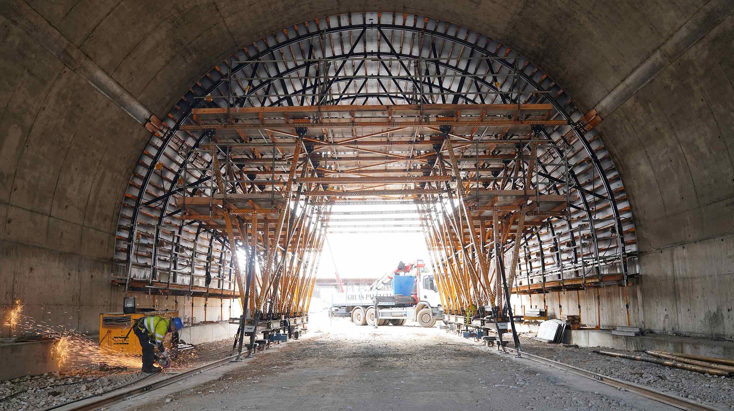 Soluciones de ULMA para la construcción de un ecoducto mediante el sistema de Carro MK de falso túnel. Bóveda realizada con encofrado ENKOFORM H-120. El avance del carro se efectúa de forma motorizada a lo largo del túnel.