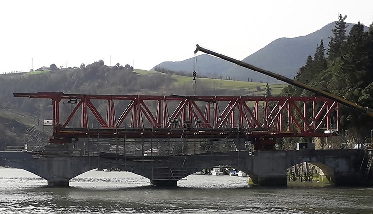 3_BLOG_Puente Debaportada_Espana_ULMA_Construction Cimbra autolanzable CA55 apoyada sobre pila P1 y pila P3.