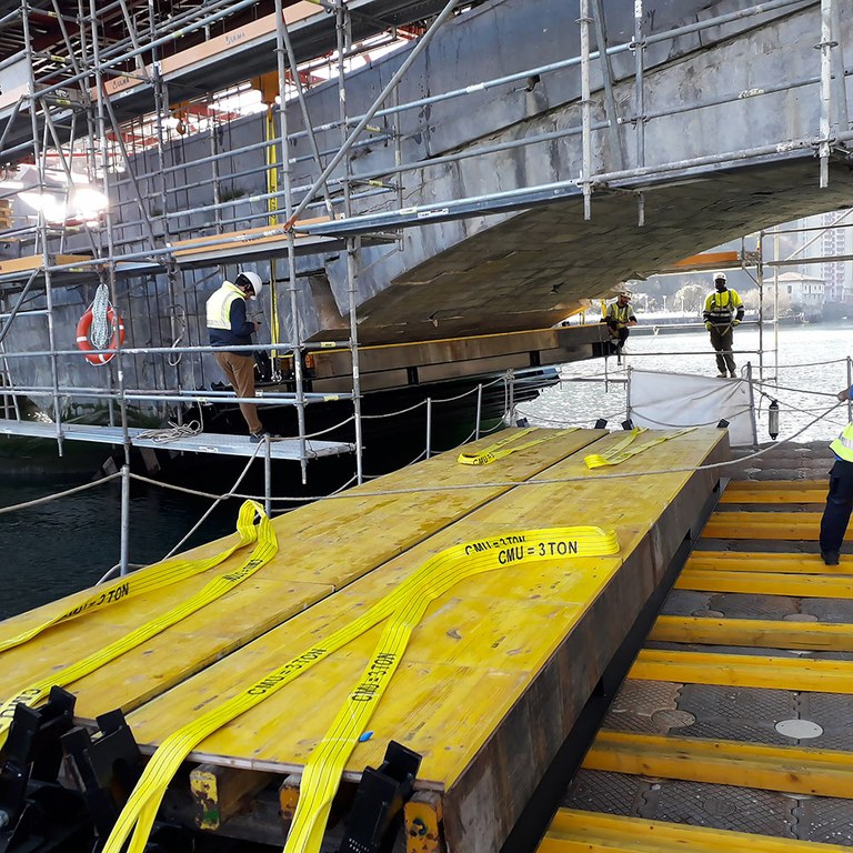 6_BLOG_Puente Debaportada_Espana_ULMA_Construction Colocación de los paños de enconfrado bajo el puente.