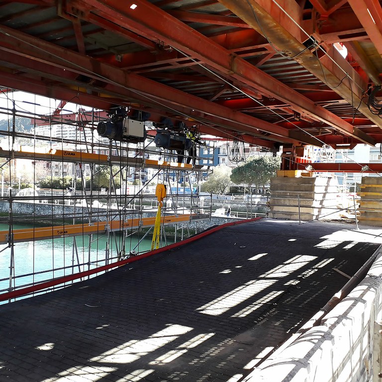 8_BLOG_Puente Debaportada_Espana_ULMA_Construction Polipastos eléctricos de izado de los paños.