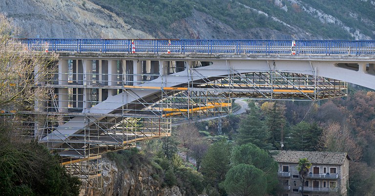 50.000 kg. de andamio BRIO para la reparación del puente sobre el Río Esera
