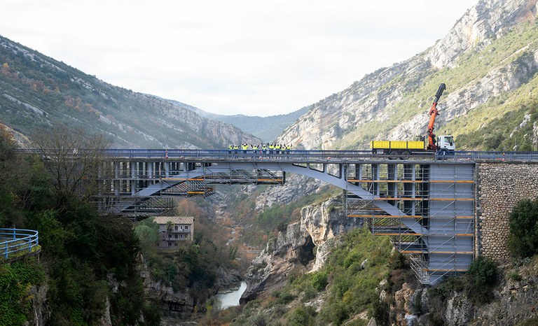 50.000 kg. de andamio BRIO para la reparación del puente sobre el Río Esera