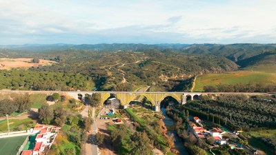 14 mil m² de andamio para la reparación del puente sobre la vaguada de la Rivera de Huesna, Sevilla