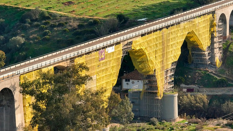 14 mil m² de andamio para la reparación del puente sobre la vaguada de la Rivera de Huesna, Sevilla