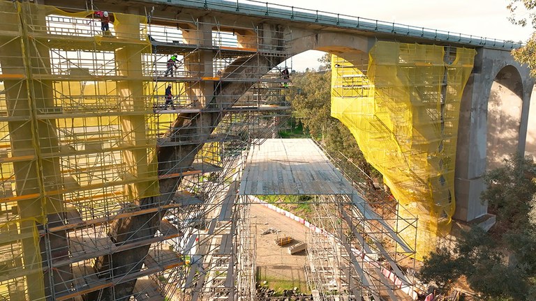 14 mil m² de andamio para la reparación del puente sobre la vaguada de la Rivera de Huesna, Sevilla