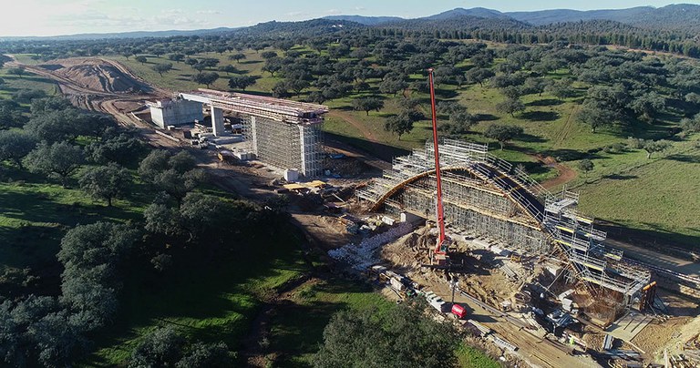 Gran cantidad de equipos para la construcción del primer tramo de alta velocidad de Portugal