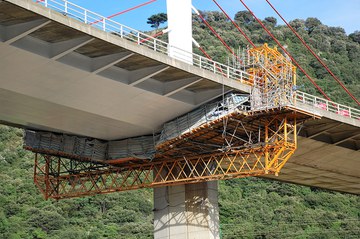 Plataforma móvil motorizada para rehabilitar el puente de La Arena