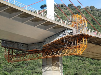 Plataforma móvil motorizada para rehabilitar el puente de La Arena