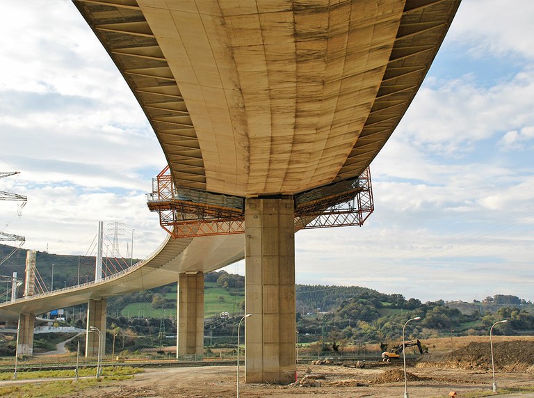 Plataforma móvil motorizada para rehabilitar el puente de La Arena